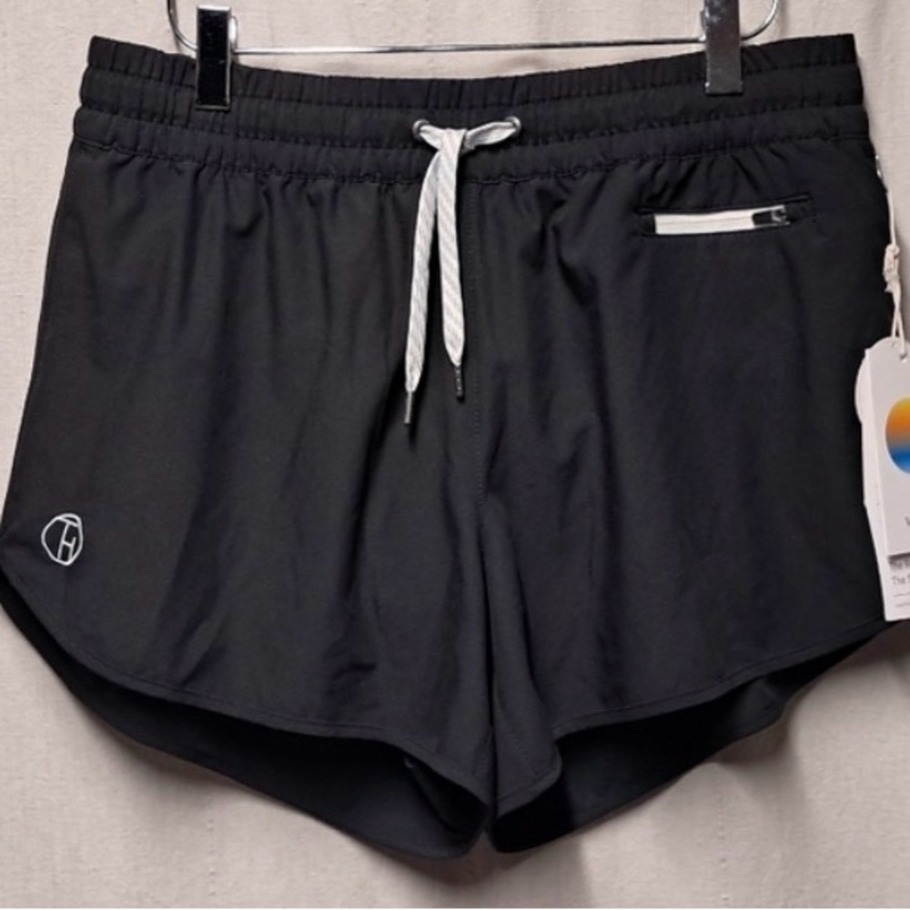 Vuori Clementine Shorts 4" 2.0 Size L NWT